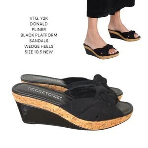 VTG. Y2K DONALD PLINER BLACK BOW TIE WEDGE SANDALS SIZE 10 1/2 NEW.